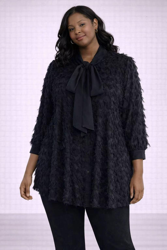 Plus size crna bluza s teksturom i mašnom – Crna, prikaz 1
