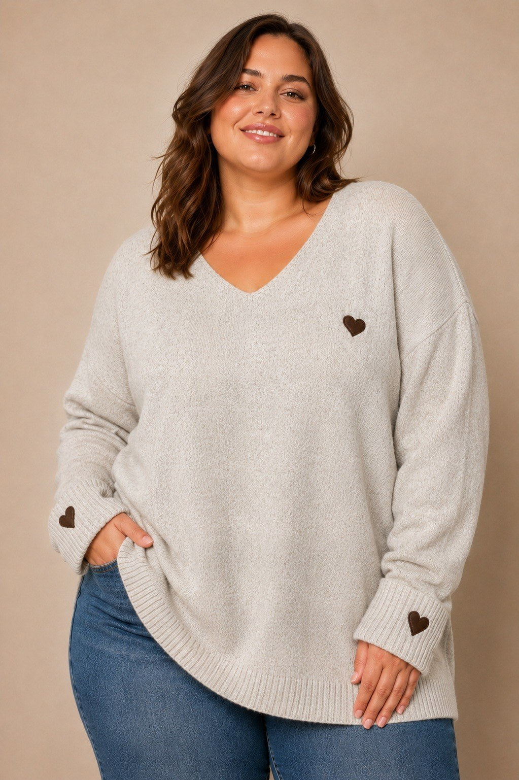 Plus size džemper s motivom srca – prikaz 2