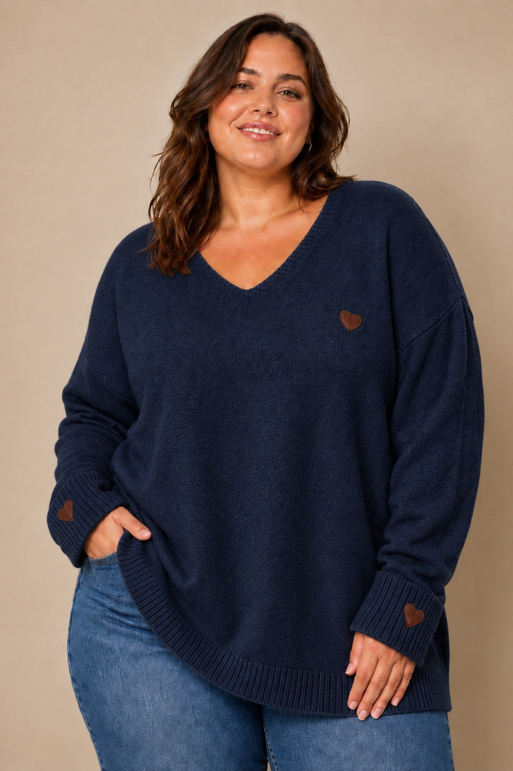 Plus size džemper s motivom srca – prikaz 3