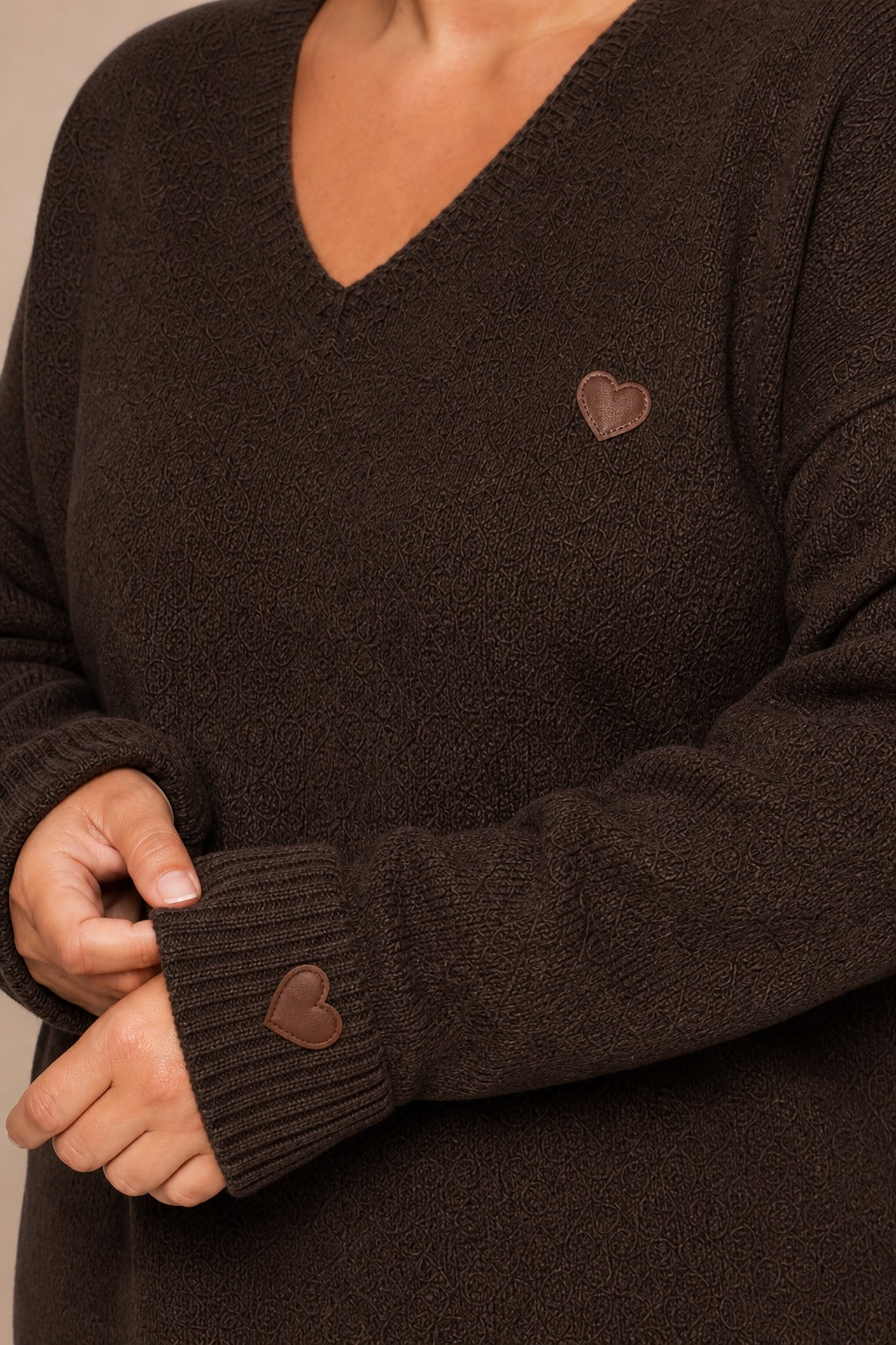 Plus size džemper s motivom srca – džemper srce smeđi