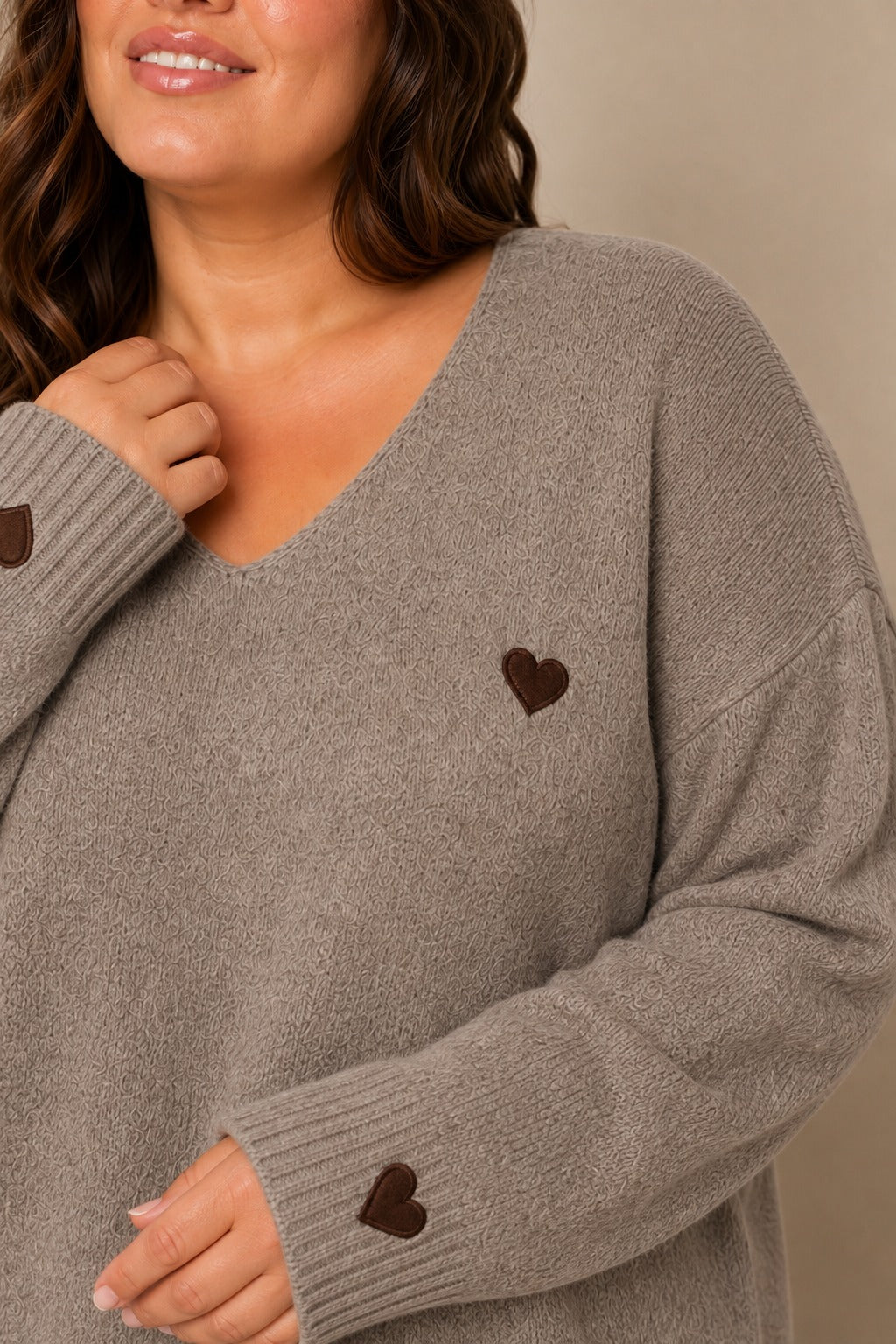 Plus size džemper s motivom srca – džemper srce taupe