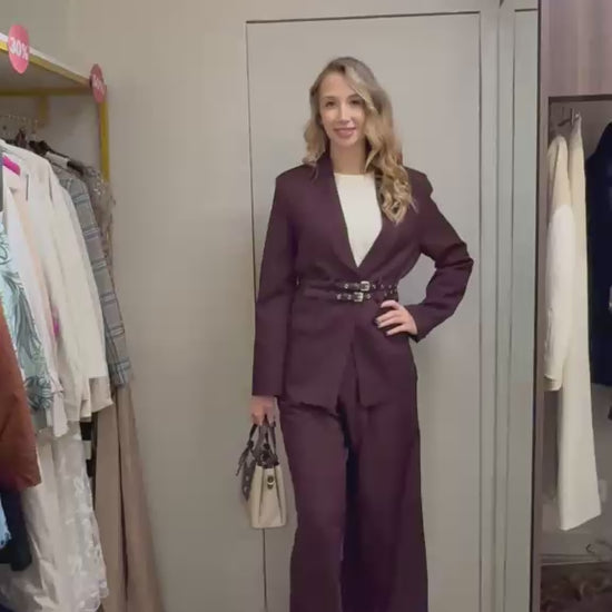 Video: Komplet boje šljive sa sakoom s remenom i širokim hlačama – Ljubičasta