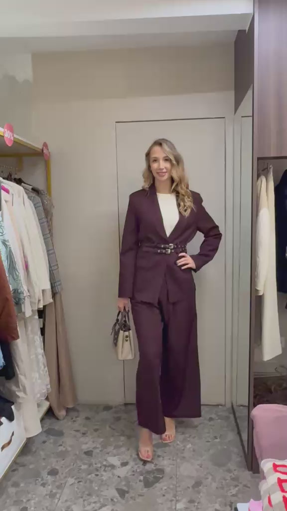 Video: Komplet boje šljive sa sakoom s remenom i širokim hlačama – Ljubičasta