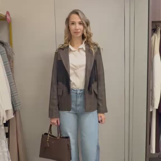 Video: Plave traperice širokih nogavica – Plava; Sako s kontrastnim resama – Smeđa