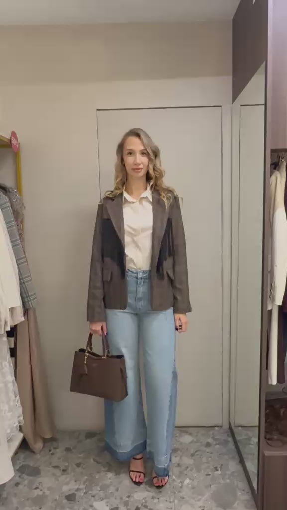 Video: Plave traperice širokih nogavica – Plava; Sako s kontrastnim resama – Smeđa